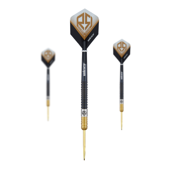 Dardos de acero bicolor Unicorn Ross Smith Das Bild zeigt drei Steeldarts des Produkts 'Unicorn Ross Smith Two-Tone Steeldarts'. Die Darts sind schwarz-goldfarben und tragen das Ross Smith Logo auf den Flights.