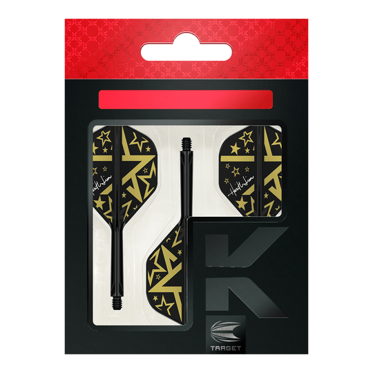 Target Japan K-Flex Hot Shot No2 Standardní letový hřídelový systém Das Bild zeigt das Produkt "Target Japan K-Flex Hot Shot No2 Standard Flight-Shaft-System" in seiner Verpackung. Die Flights und Shafts sind schwarz mit goldenen Sternen und Mustern gestaltet.
