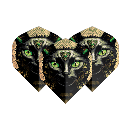 Lety v pětiboji Cat Das Bild zeigt drei Dart-Flights mit einem kunstvollen Katzengesicht und leuchtend grünen Augen. Die Flights heißen "Pentathlon Katze No2 Standard Flights".