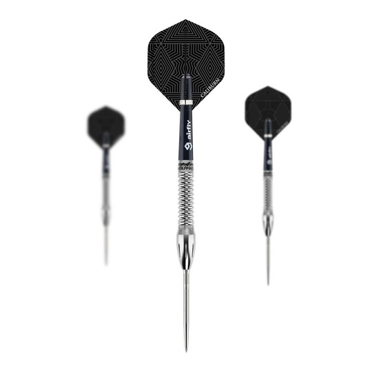 Ocelové šipky Caliburn Wolfpack W4 - 20g Das Bild zeigt drei Steeldarts des Produkts „Caliburn Wolfpack W4 Steeldarts - 20g“. Die Darts haben silberne Spitzen und Schäfte sowie schwarze Flights mit geometrischem Muster.