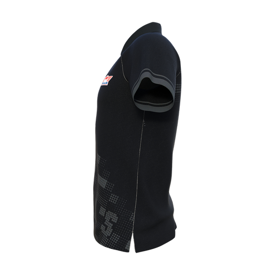 BU69610_BullsNL_Plain_Black_Dart_Poloshirt_2 Das Bild zeigt ein schlichtes schwarzes Dart-Poloshirt von Bulls NL. Auf der Brust befindet sich ein kleines Bulls NL Logo.