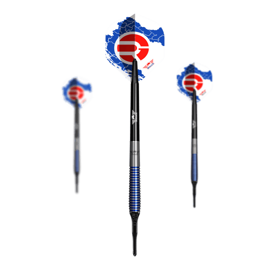Bulls NL Romeo Grbavac Softdarts- 19g Das Bild zeigt drei Softdarts des Modells "Bulls NL Romeo Grbavac 19g". Die Darts haben blaue und silberne Griffe sowie Flights mit einem blau-weißen Muster und rotem Logo.