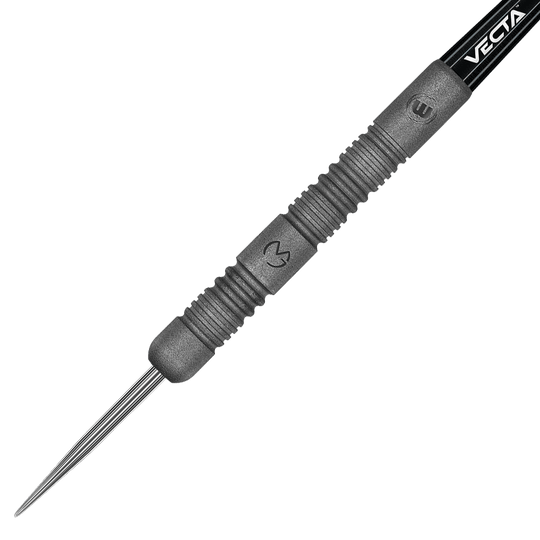 1468_Winmau_Michael_Van_Gerwen_Exact_Steeldarts_2 Das Bild zeigt einen Winmau Michael Van Gerwen Exact Steeldart. Der Dartpfeil hat eine fein gerillte schwarze Oberfläche und eine scharfe Stahlspitze.