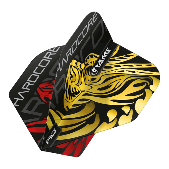 Red Dragon Jonny Clayton Gold Red Yin Yang Standard Flights Das Bild zeigt die Red Dragon Jonny Clayton Gold Red Yin Yang Standard Flights mit einem auffälligen goldenen und roten Design. Die Flights haben ein Hardcore-Branding und einen stilisierten Yin-Yang-Druck.