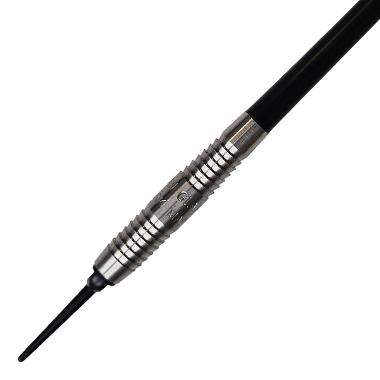 McKicks Alam Glazier Shark Machine Softdarts Das Bild zeigt einen McKicks Alam Glazier Shark Machine Softdart. Der Dartpfeil hat eine silberne Griffzone mit Rillen und eine schwarze Spitze.