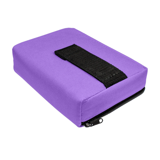 708TP_The_Pak_Dartcase_Violett_3 Das Bild zeigt die Pak Dartcase, ein rechteckiges Etui in Lila mit einem schwarzen Griffband. Es verfügt über einen Reißverschluss an der Seite.