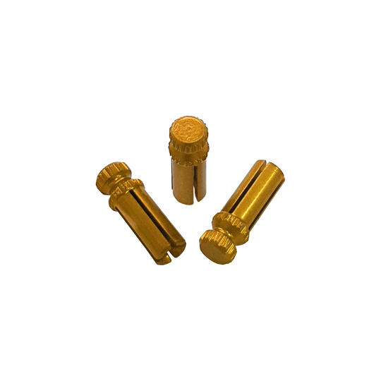 611_Alu_Flightschoner_Gold_1 Das Bild zeigt drei goldfarbene Alu Flightschoner. Sie sind kleine, zylindrische Schutzkappen für Dart-Flights.