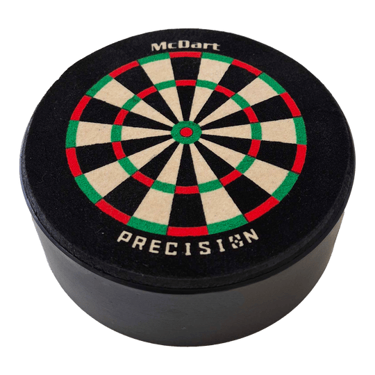 Porte-fléchettes McDart Precision Mini Dartboard Das Bild zeigt die McDart Precision Mini Dartboard Darthalter. Es ist eine kleine, runde Dartscheibe mit farbigen Segmenten und dem Schriftzug "McDart Precision" darauf.