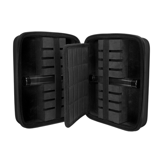Mission Luxor Dart-Wallet Das Bild präsentiert ein elegantes Dart-Wallet in Schwarz aus der Mission Luxor Serie. Es wird von der Seite gezeigt.