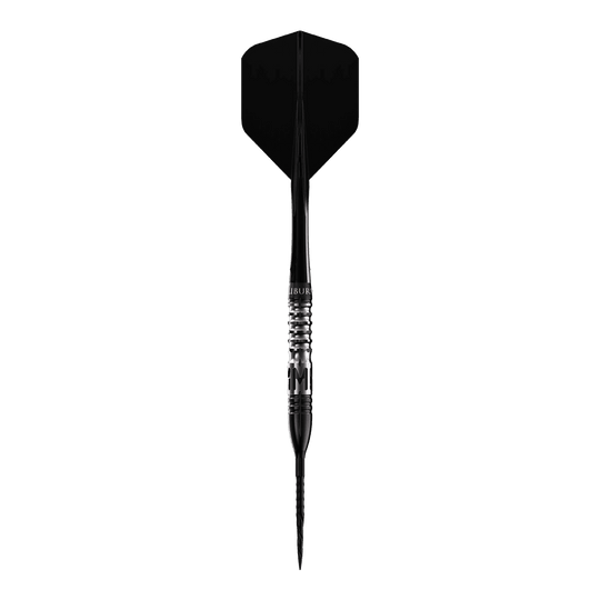 Das Bild zeigt einen Steeldart mit schwarzer Spitze und schwarzer Flugfahne. Es handelt sich um das Produkt "Caliburn Player MAK Steeldarts - 23,5g".