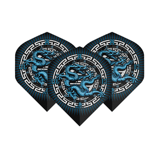 Alchemy Year Of The Dragon No2 Standard Flights Das Bild zeigt drei Dart-Flights mit einem blauen Drachenmotiv in der Mitte. Die Flights haben ein schwarzes Design mit weißen und blauen Akzenten.
