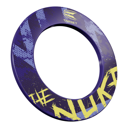 Das Bild zeigt eine Dartboard-Umrandung mit dem Namen „Target Luke Littler The Nuke Dartboard Surround“. Die Umrandung ist hauptsächlich lila mit gelben Schriftzügen und Mustern gestaltet.