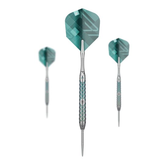 Dardos de acero Target Rove 03 Swiss Point Das Bild zeigt drei Target Rove 03 Swiss Point Steeldarts mit silbernem Schaft und blauen Akzenten. Die Flights sind grün-blau gemustert und die Darts stehen vor einem schwarzen Hintergrund.