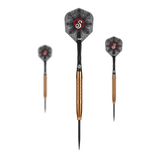 Dardos de acero Jake Womack de la serie Shot Pro, 23 g Das Bild zeigt die Shot Pro Series Jake Womack Steeldarts - 23g. Die Darts haben einen goldfarbenen Schaft und ein schwarzes Flight mit auffälligem Muster und rotem Logo.