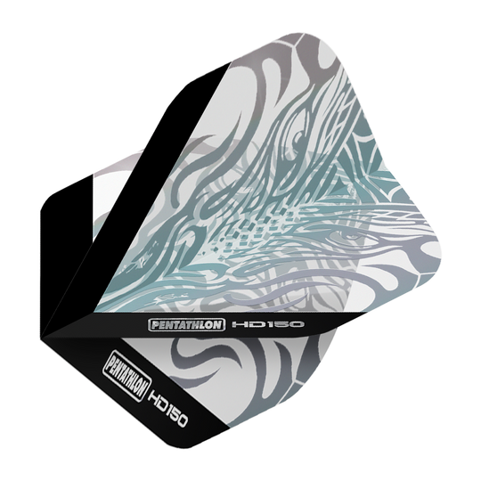 Pentathlon HD150 Metalicky čiré standardní letky Das Bild zeigt das Produkt "Pentathlon HD150 Metallic Clear Standard Flights". Die Dartflight ist größtenteils durchsichtig mit metallisch glänzenden Mustern und schwarzem Rand.