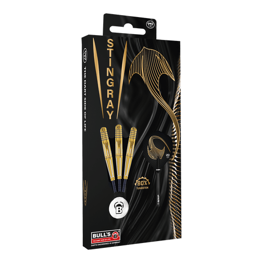 Bulls Stingray ST4 Steeldarts Die Abbildung zeigt die Verpackung der "Bulls Stingray ST4 Steeldarts". Auf der schwarzen Verpackung sind drei goldfarbene Darts sowie ein stilisierter Stachelrochen und Schriftzüge in Gold zu sehen.