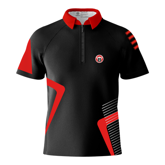 Bulls Team Dartshirt - Rot Das Bild zeigt ein schwarzes Dartshirt mit roten und weißen Akzenten. Auf der linken Brust befindet sich ein rundes Logo mit einem "B".