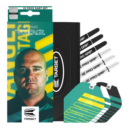 Šipky Target Rob Cross Brass Soft - 18g Das Bild zeigt das Produkt „Target Rob Cross Brass Softdarts - 18g“ in einer auffälligen Verpackung mit dem Bild eines Mannes und dem Schriftzug „VOLTAGE“. Neben der Verpackung sind verschiedene Dartteile wie Shafts, Flights und ein Etui zu sehen.