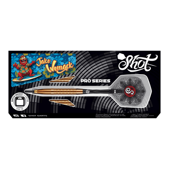 Dardos de acero Jake Womack de la serie Shot Pro, 23 g Das Bild zeigt die "Shot Pro Series Jake Womack Steeldarts - 23g" in ihrer Verpackung. Die Darts haben ein auffälliges Design und sind mit einem Comic-Surfer-Motiv verziert.