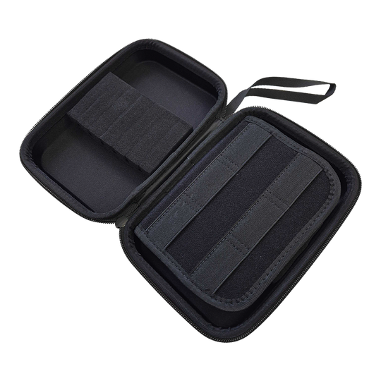 Etui na lotki System-4 z Twoim projektem Abgebildet ist ein Produkt mit dem Dateinamen MCS4-Blau_McDart_System4_Dartcase_Mit_Wunschdruck_Blau_Metallic_3. Es handelt sich vermutlich um ein Etui oder eine Hülle im blauen Metallic-Design.
