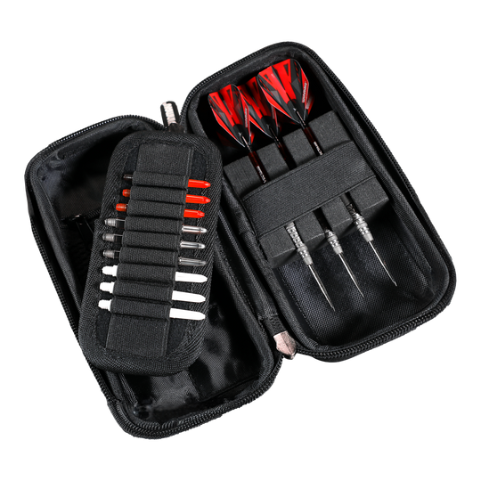 Peněženka Winmau Armor G1 Dart Das Bild zeigt ein offenes Dart-Etui mit drei zusammengebauten Darts und mehreren Ersatzteilen. Die Darts haben rote und schwarze Flights und das Etui ist schwarz.