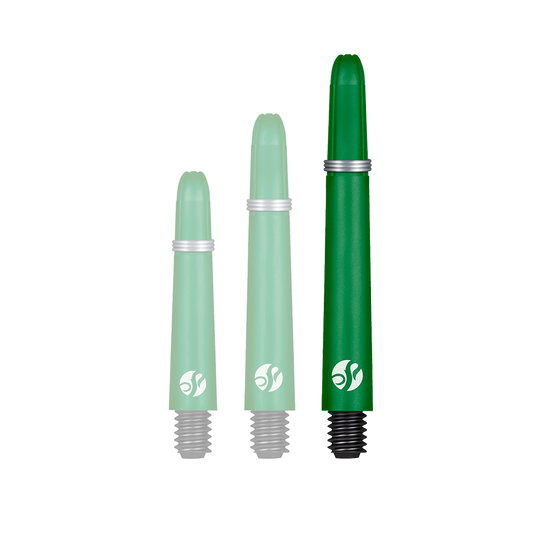 Auf dem Bild sind drei grüne Dartschäfte in unterschiedlichen Längen zu sehen. Sie haben schwarze Gewinde und silberne Ringe.