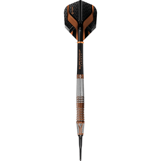 HA33850_Harrows_Toro_Softdarts_1 Auf dem Bild ist ein moderner Softdartpfeil zu sehen. Er hat schwarze und orangefarbene Akzente sowie eine silberne Griffzone.