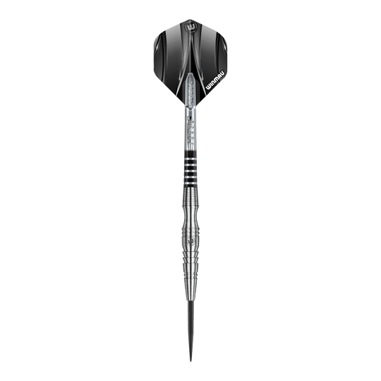 Winmau Sniper V3 Steeldarts Das Bild zeigt einen Winmau Sniper V3 Steeldart. Der Dart hat ein silbernes, geriffeltes Barrel und schwarze Flights mit Winmau-Logo.