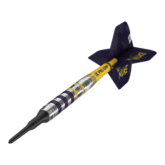 Target Luke Littler Loadout Softdarts - 19g Das Bild zeigt einen Softdart aus der Produktreihe „Target Luke Littler Loadout“ mit 19 Gramm Gewicht. Der Dartpfeil hat einen silbernen Schaft mit schwarzen und gelben Akzenten sowie einen schwarz-gelben Flight mit der Aufschrift „THE NUKE“.