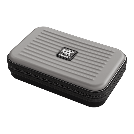 Target Takoma XL Dartwallet Das Bild zeigt ein graues Etui mit einem schwarzen Reißverschluss und dem "Target"-Logo auf der Oberseite. Das Etui hat eine stabile, gerillte Oberfläche und wirkt sehr robust.