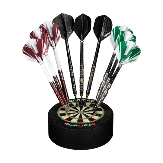 8413_Winmau_Dart_Dock_Blade_6_Dartst-nder_1 Das Bild zeigt den Winmau Dart Dock Blade 6 Dartständer mit sechs Darts darauf. Der Ständer hat ein Design, das einer Dartboardscheibe ähnelt.