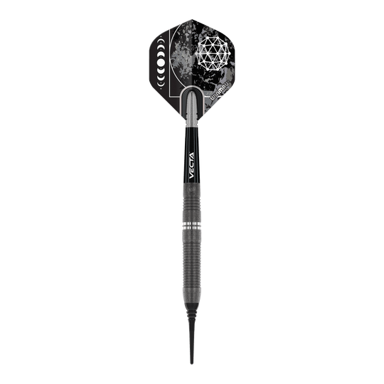 Měkké šipky Winmau Callisto 03 - 20g Das Bild zeigt einen Winmau Callisto 03 Softdart mit einem Gewicht von 20 Gramm. Der Dart ist schwarz und silber und hat eine auffällige Flight-Grafik mit geometrischem Muster.