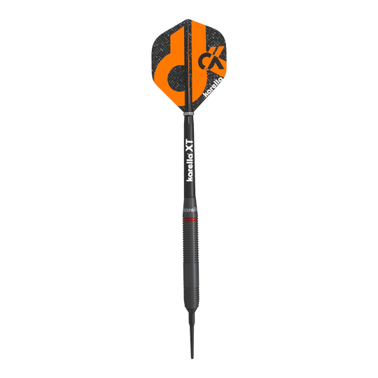 Karella Daniel Klose dardos suaves Das Bild zeigt einen Softdart der Marke Karella, Modell Daniel Klose. Der Dartpfeil hat eine schwarze Spitze und ein schwarzes Flight mit orangefarbenem Design und dem Karella-Logo.