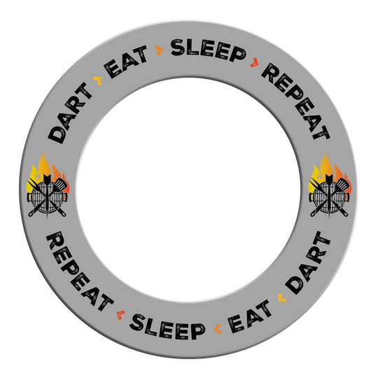 Diana McDart: Dardos, Comer, Dormir, Repetir Es ist ein Dartboard-Surround in Grau mit dem Text 'Dart Eat Sleep Repeat'. Das Bild zeigt das Produkt aus einer bestimmten Perspektive.