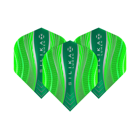 HR63_Harrows_Silika_Lumen_Green_No2_Standard_Flights_1VYF19BE5aETts Das Bild zeigt drei grüne Harrows Silika Lumen No2 Standard Flights. Die Flights haben ein modernes Muster mit weißen und grünen Linien sowie der Aufschrift "SILIKA LUMEN".