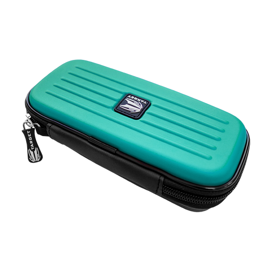 125819_Target_Takoma_Dartwallet_Aqua_2 Das Bild zeigt das Produkt "Target Takoma Dartwallet". Es ist ein türkisfarbenes Etui mit schwarzem Reißverschluss und dem Target-Logo auf der Oberseite.