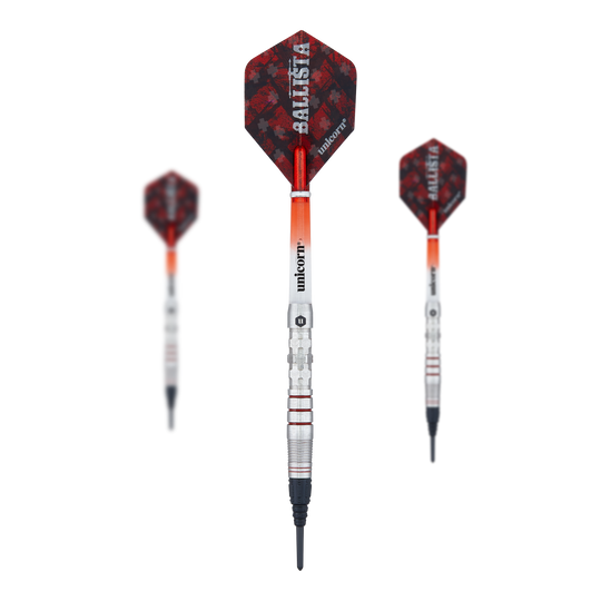 Unicorn Ballista Style 3 freccette morbide Das Bild zeigt drei Softdarts des Produkts „Unicorn Ballista Style 3“. Die Darts haben rote Flights mit Muster und silberne Schäfte.
