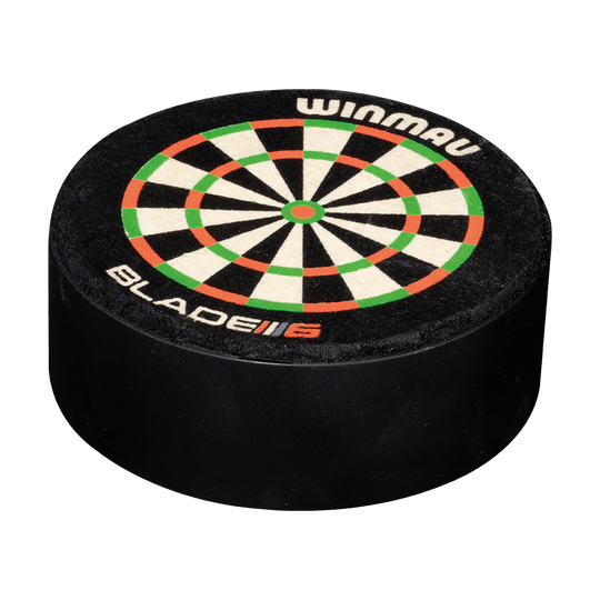 8413_Winmau_Dart_Dock_Blade_6_Dartst-nder_2 Das Bild zeigt den Winmau Dart Dock Blade 6 Dartständer. Oben auf dem runden, schwarzen Ständer ist ein Dartboard-Muster mit der Aufschrift "WINMAU BLADE 6" zu sehen.