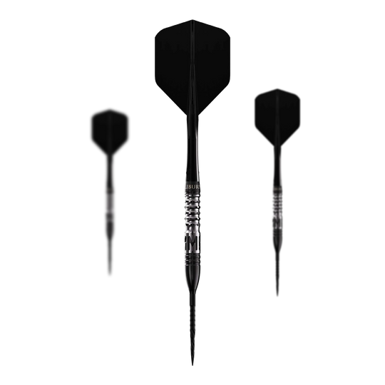 Freccette in acciaio Caliburn Player MAK Das Bild zeigt drei Steeldarts des Produkts „Caliburn Player MAK Steeldarts - 23,5g“. Die Darts sind schwarz und haben ein geriffeltes Griffstück für besseren Halt.