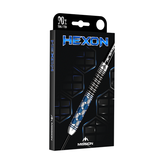 M001310_Mission_Hexon_Steeldarts_3 Die Abbildung zeigt die Verpackung der Mission Hexon Steeldarts mit einem Gewicht von 23g. Das Design hebt den Dartpfeil und den Schriftzug "Hexon" in Blau hervor und erwähnt einen 90%igen Wolframanteil.