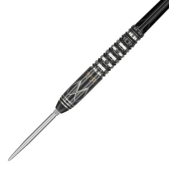 Target Japan Black Marque Chaos Swiss Point Steeldarts Das Bild zeigt den Target Japan Black Marque Chaos Swiss Point Steeldart. Der Dart ist schwarz-silber und hat ein modernes, geriffeltes Design.