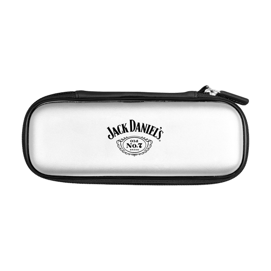 JD7021_Mission_Jack_Daniels_Freedom_Slim_Dartcase_Weiss_1 Das Bild zeigt ein schlankes Dartetui mit dem Aufdruck "Jack Daniel's Old No. 7 Brand" auf der Vorderseite. Das Etui ist hauptsächlich weiß mit schwarzen Rändern und einem Reißverschluss.