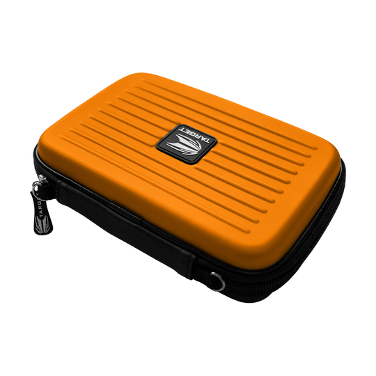 125856_Target_Takoma_XL_Dartwallet_Orange_2 Das Bild zeigt das Produkt „Target Takoma XL Dartwallet“ in Orange. Es ist eine robuste Aufbewahrungstasche mit Reißverschluss für Dartzubehör.