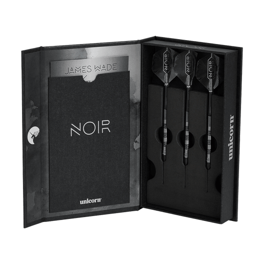 23835_Unicorn_Noir_James_Wade_2022_Softdarts_3 Das Bild zeigt eine elegante schwarze Box mit drei Dartpfeilen. Auf der linken Seite steht "NOIR" und oben ist der Name "James Wade" zu sehen.