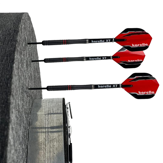Karella izolacja akustyczna do tarcz do darta ze stali z wbudowanym pierścieniem otaczającym Das Bild zeigt einen Schallschutzring von Karella für Steeldartboards mit integriertem Auffangring. Drei Pfeile stecken in dem Dartboard mit dem Surround-Ring.