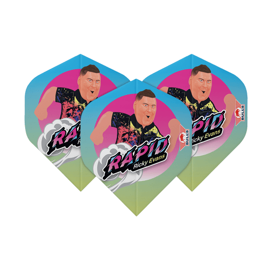 Bulls NL Player 100 Ricky Evans Cartoon No2 Standardní lety Das Bild zeigt drei Dart-Flights mit einem bunten Cartoon-Bild von Ricky Evans und dem Schriftzug "Rapid Ricky Evans". Die Flights haben einen blauen, pinken und gelben Farbverlauf und das Bulls-Logo an der Seite.