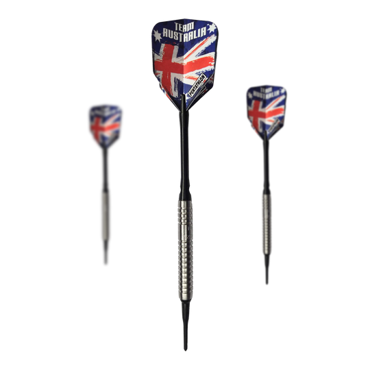 Dardos blandos McDart 85 Tungsten V5 - 16 g Das Bild zeigt drei Softdarts des Produkts „McDart 85er Tungsten V5 Softdarts - 16g“. Die Flights sind im Design der australischen Flagge gehalten und haben den Schriftzug „Team Australia“.