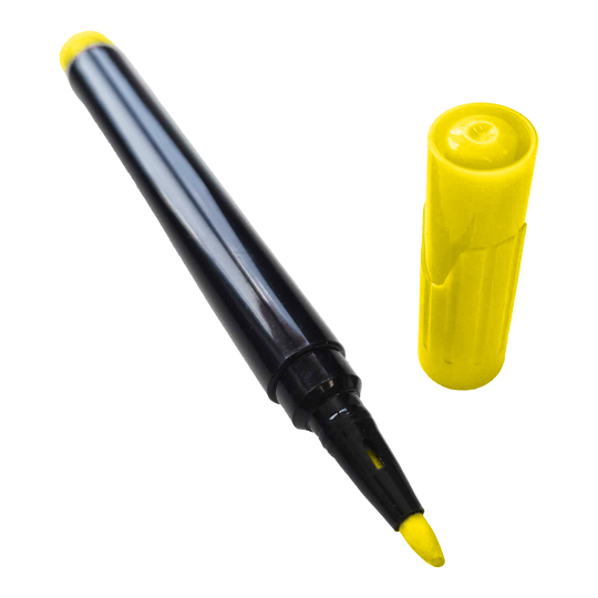 Board Marker Auf dem Bild ist ein gelber Boardmarker mit abgenommener Kappe zu sehen. Der Stift liegt schräg, während die gelbe Kappe daneben steht.