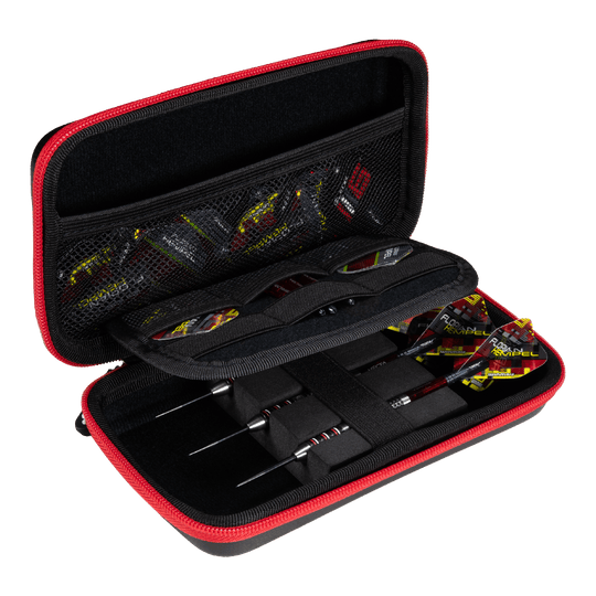 Etui na lotki Winmau Florian Hempel Tour Edition Das Bild zeigt das Winmau Florian Hempel Tour Edition Dartcase, das geöffnet und mit Darts sowie Zubehör bestückt ist. Die Darttasche hat einen schwarzen Innenraum mit Netzfächern und wird von einem roten Reißverschluss umrandet.