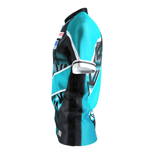 Target Coolplay Rob Cross 2025 Dartshirt Das Bild zeigt das Target Coolplay Rob Cross 2025 Dartshirt. Das Shirt hat ein auffälliges Design in Türkis, Schwarz und Weiß.